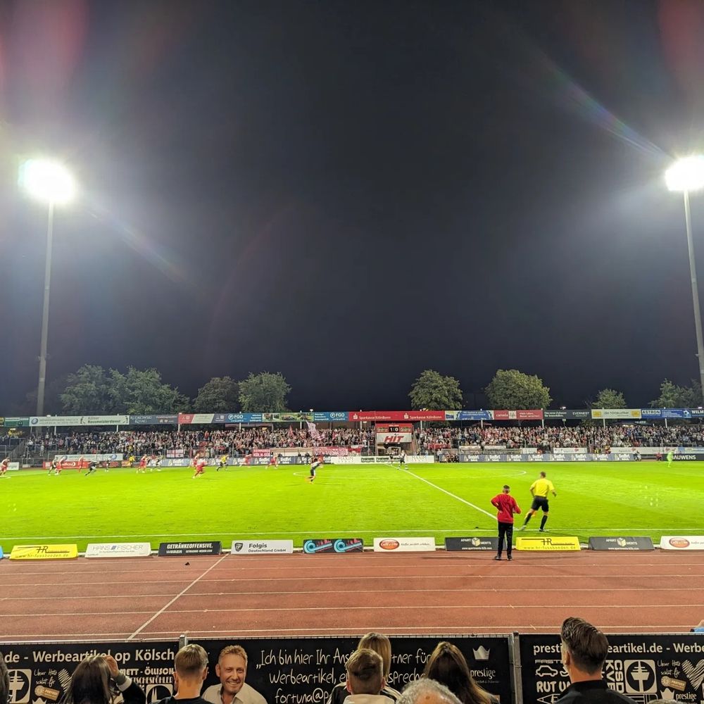 Stehplatz Mitte aus Sicht der Sitzplätze im südstadion köln unter Flutlicht
