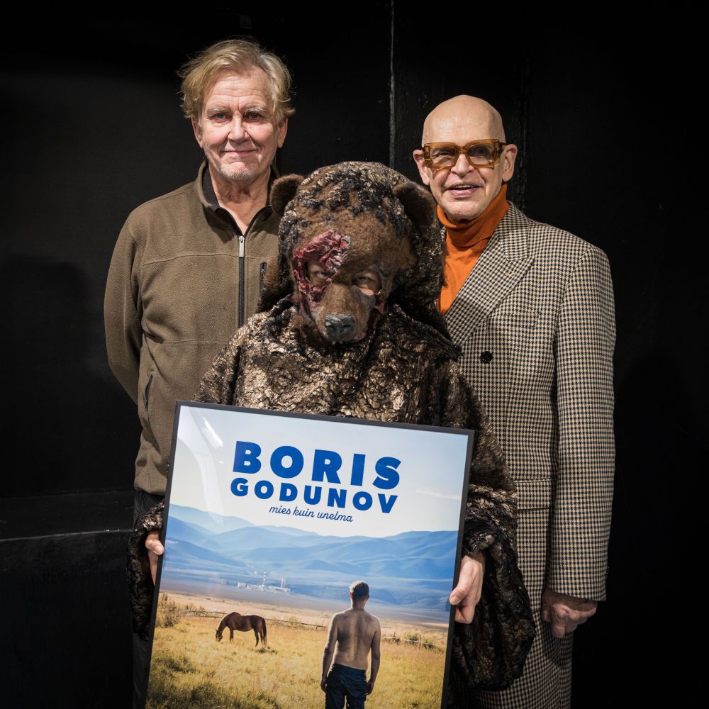 Jarmo Heikkinen, esityksen selostaja. Jorma Uotinen, esityksen koreografi. Karhu, esityksen karhu.
