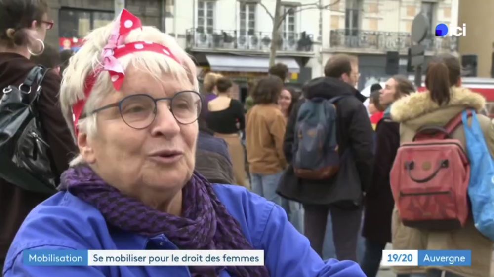 interview d'une rosie au premier plan, en bleu de travail. 