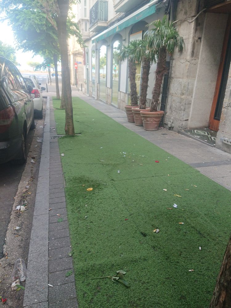 Terraza hostelera, con alfombra sintética sobre acera en calle Lope de Vega 
