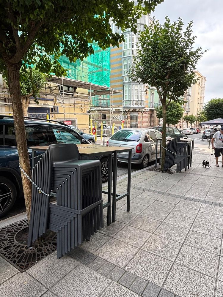 Mobiliario de terrazas atado con cadenas a árboles en la calle Lope de Vega