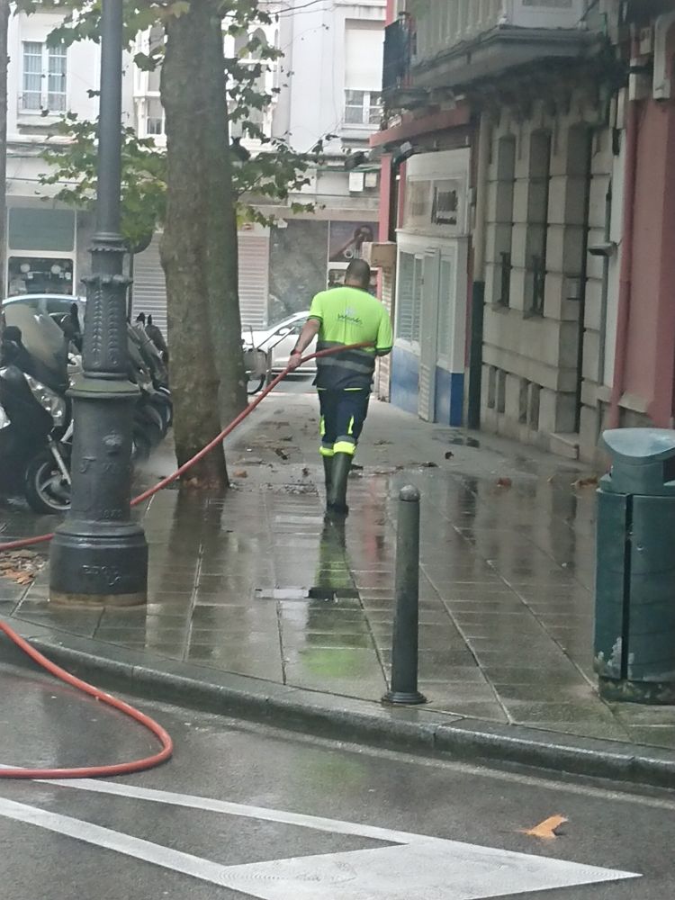 Personal de limpieza de Santander regando las calles con manguera, a la vez que el Consejero de Medio Ambiente declara que tenemos un problema muy serio con el agua.