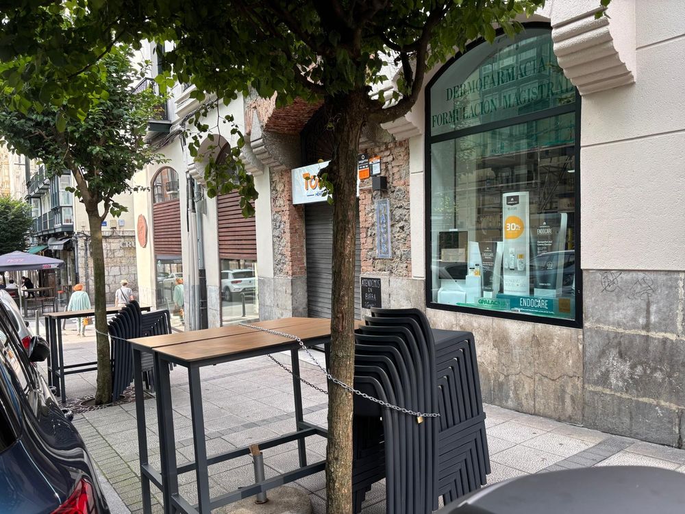 Mobiliario de terrazas atado con cadenas a un árbol en la calle Lope de Vega