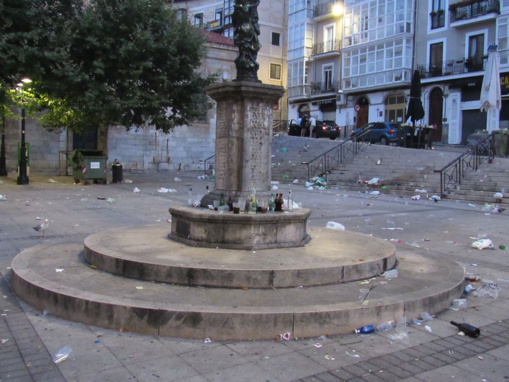Fotografías del estado de suciedad y basura con que amanece la Plaza de Cañadío y calles aledañas en el primer día de la Semana Grande