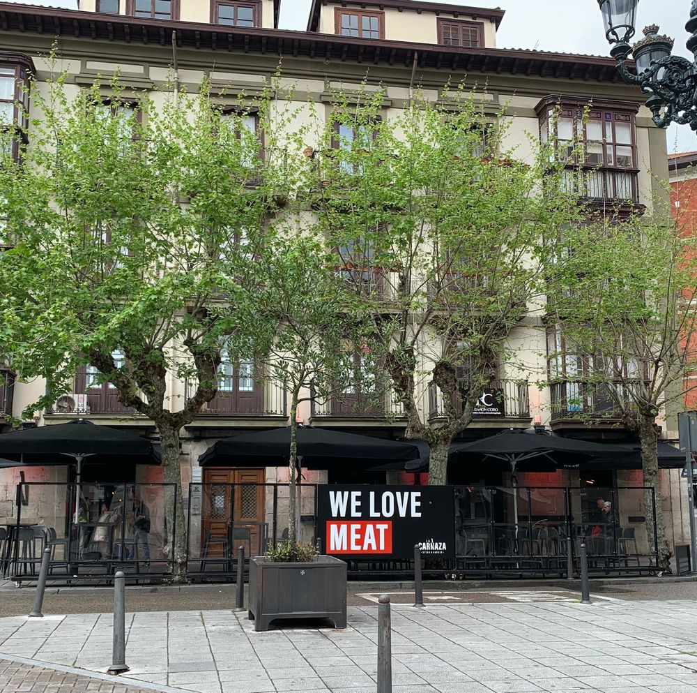 Agresivo anuncio publicitario de una hamburguesería en una terraza de Cañadío 