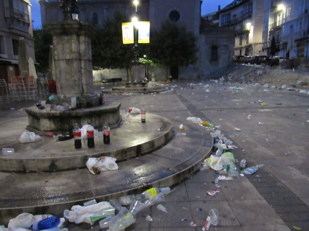 Imágenes de la Plaza de Cañadío llena de basura del botellón desarrollado