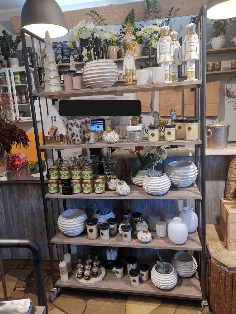 Ein Regal mit weißen Weihnachtsartikeln.