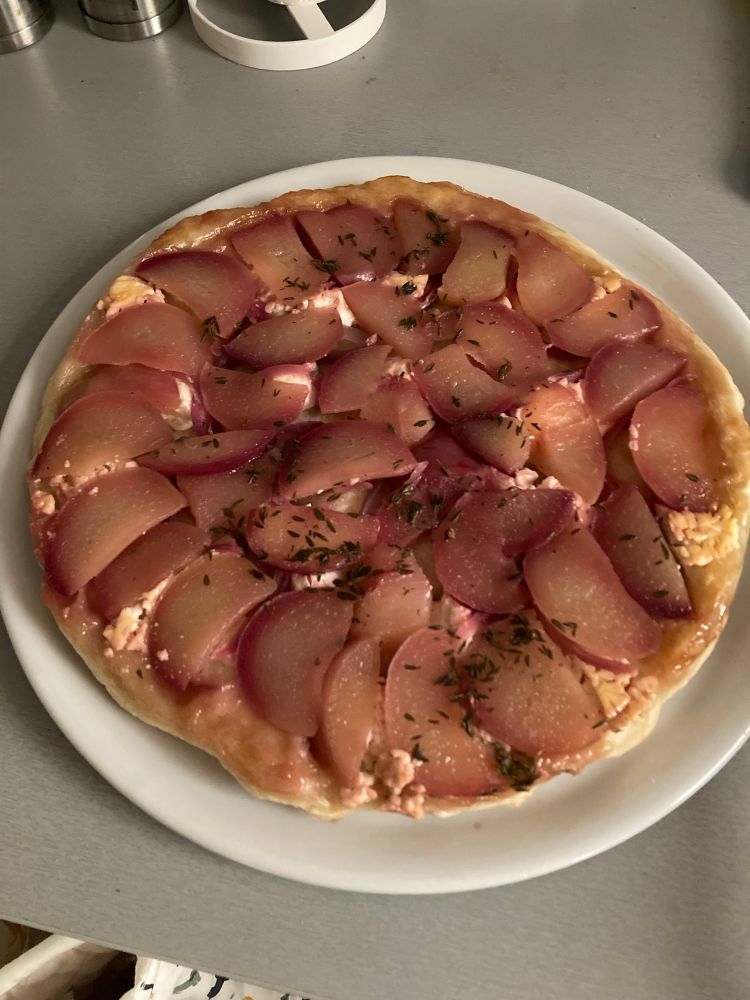 Photo de la tatin de nectarines oignons rouges feta d’après la recette de valérie 