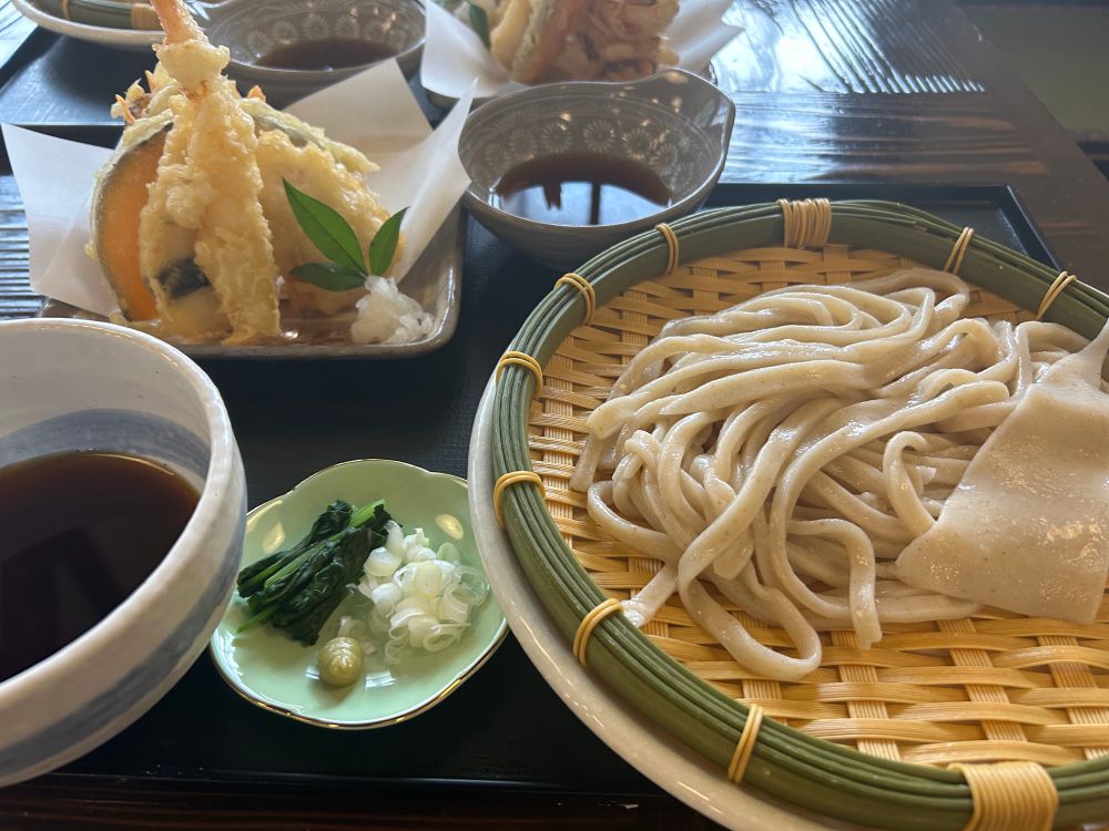 ざるうどん
天ぷら付き　海老天イカ天かぼちゃ天かき揚げかしわてん