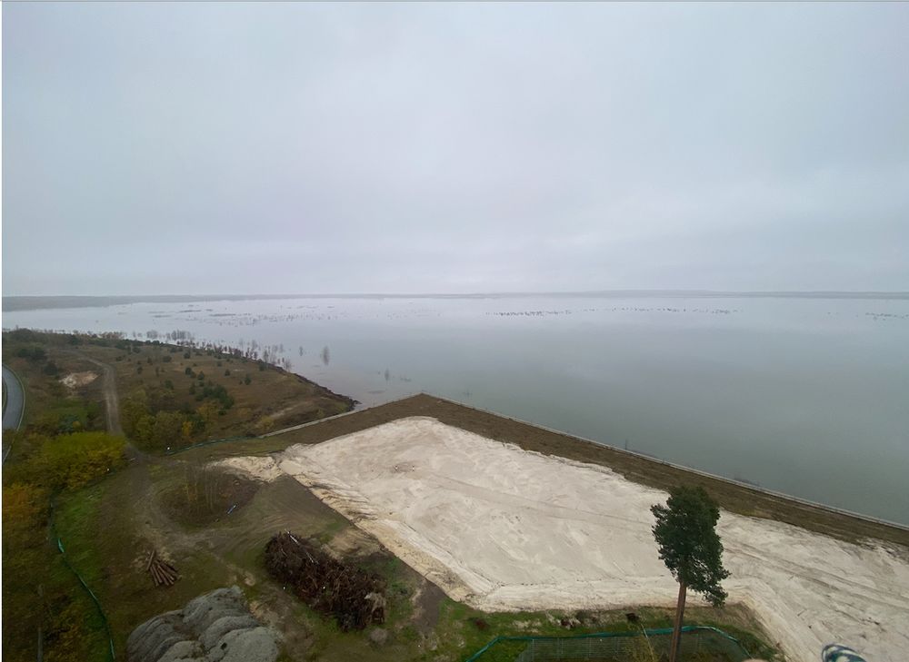Blick von einem Aussichtsturm auf eine große Binnenwasserfläche. 