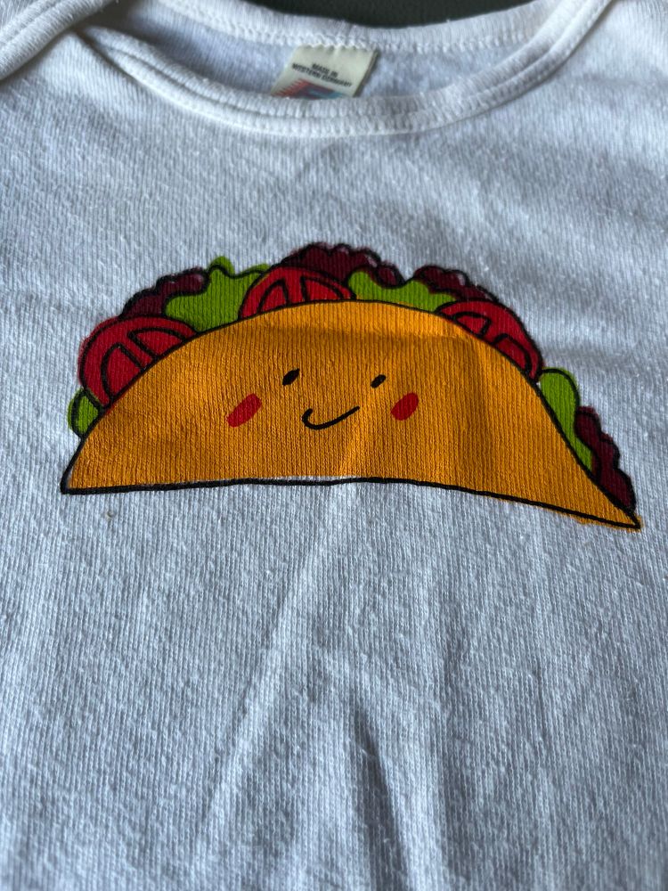 Nachaufnahme gelber taco Illustration mit Tomaten und salat und Fleisch der ein kleines Gesicht hat das lächelt und rote Bäckchen 