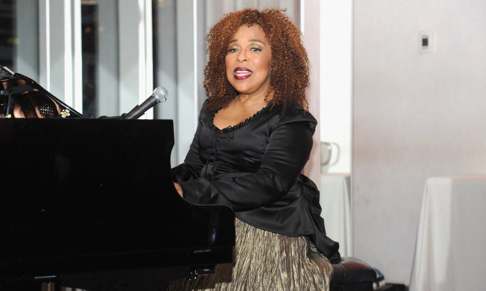 La chanteuse Roberta Flack, le 6 novembre 2013, à New York, lors d'un tour de chant à la Women's Sports Foundation. (BRAD BARKET / GETTY IMAGES NORTH AMERICA / AFP)