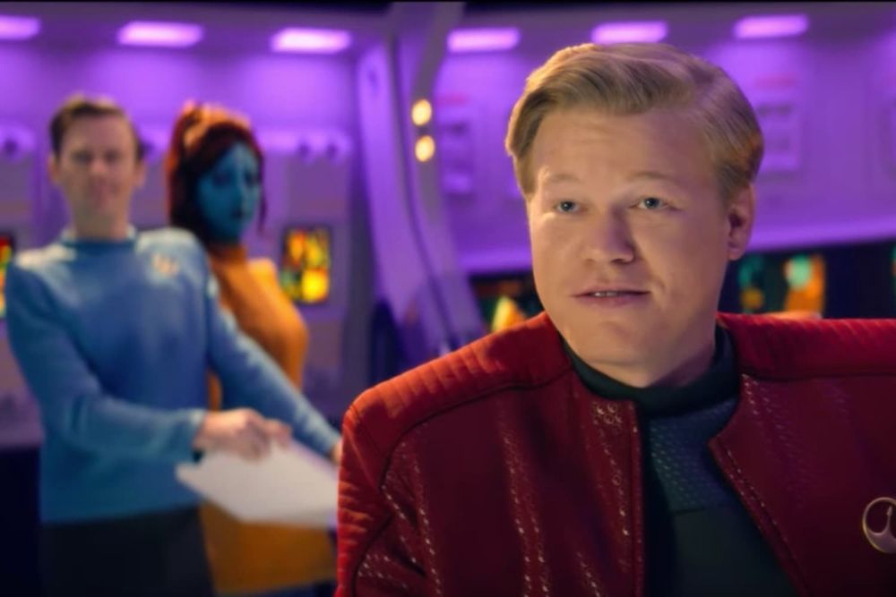 Jesse Plemmons en commandant de l'USS Callister, épisode éponyme de Black Mirror qui reprend tous les codes de la série Star Trek