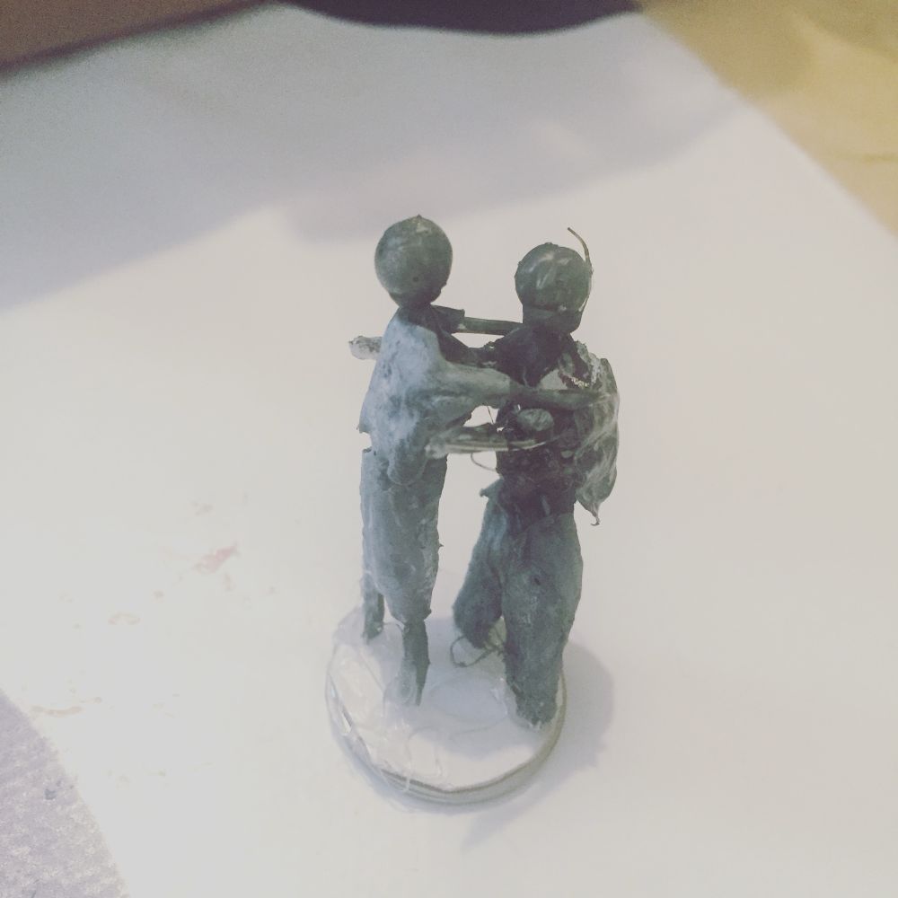 Två zombies dansar. Modell av gem, hobbylim och toapapper. 