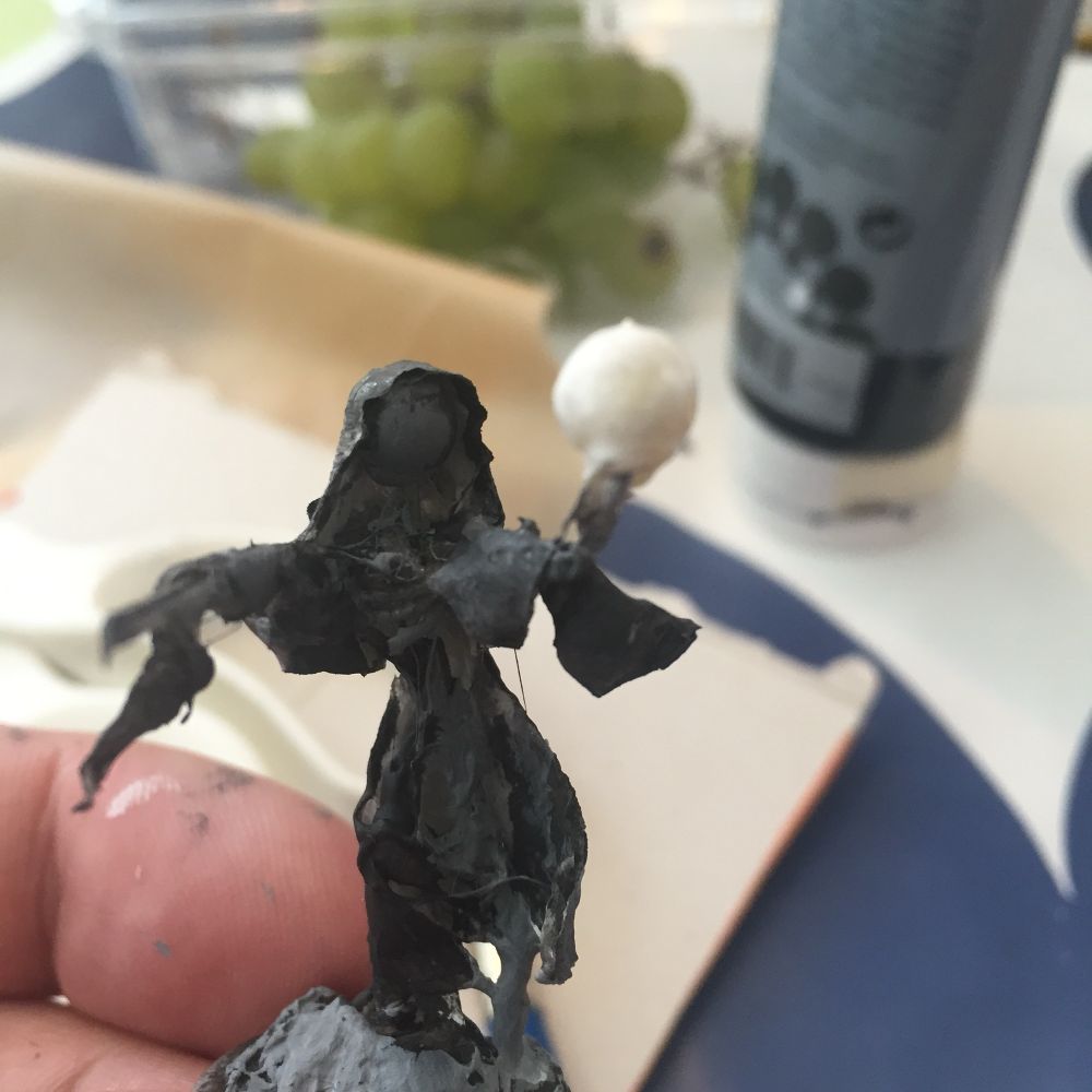 En wraith av gem och toapapper och lim. En pärla blev huvud och en annan blev till en magisk orb som spöket håller i. 