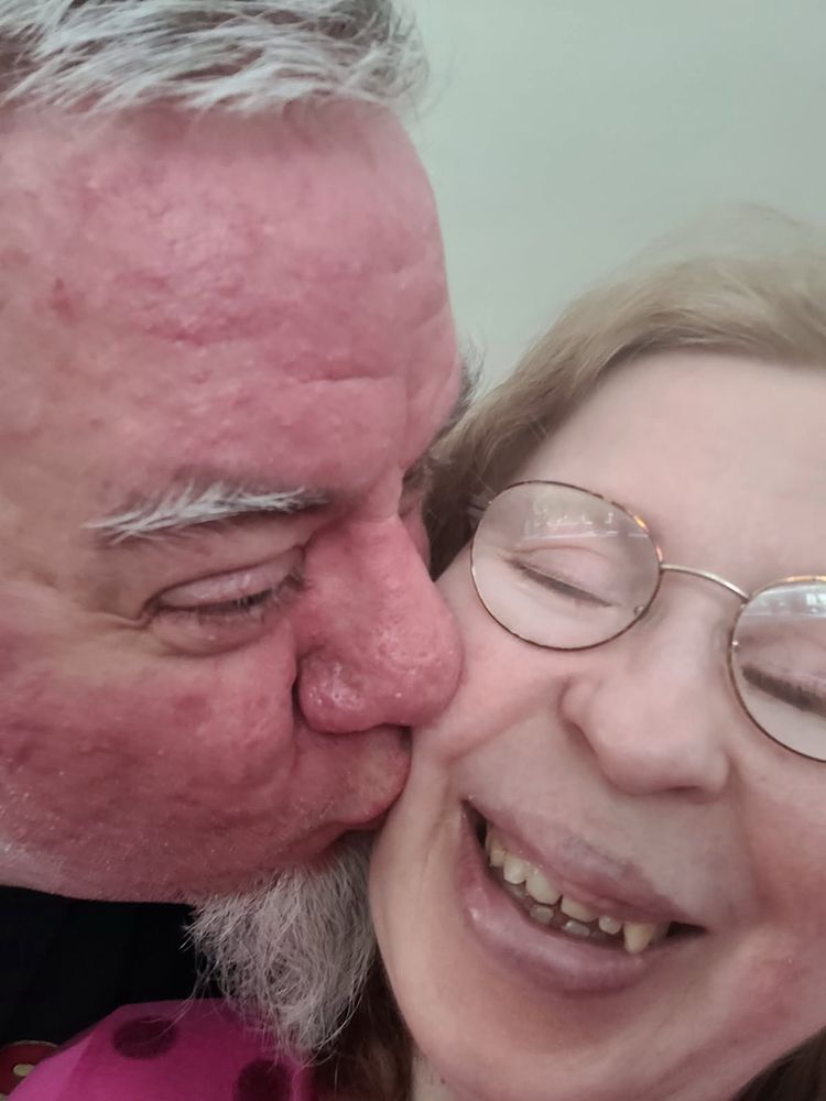 Jag o Kärestan pussas. Och skrattar. 