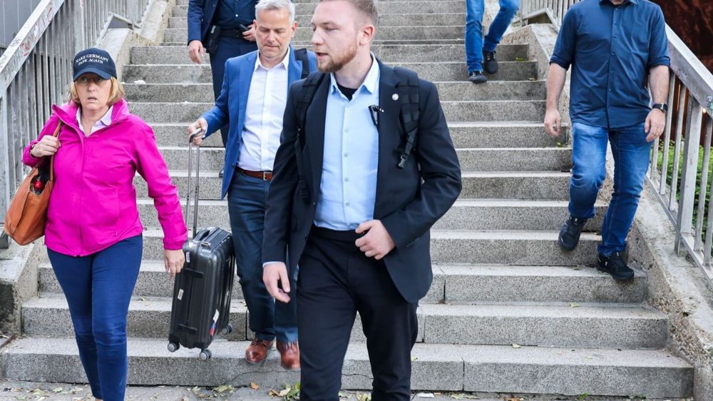 Demonstranten passen Politikerin am Bahnsteig ab | Newsblog zum AfD-Bundesparteitag in Essen