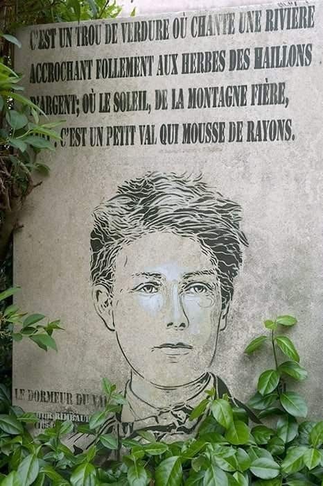 Ce street art est une œuvre dédiée au poète français Arthur Rimbaud. Il est réalisé sur un mur partiellement recouvert de feuillage vert. L’œuvre présente un portrait au pochoir de Rimbaud et l'extrait d'un de ses poèmes tiré du dormeur du val.

C’est un trou de verdure où chante une rivière
Accrochant follement aux herbes des haillons
D’argent ; où le soleil, de la montagne fière,
Luit : c’est un petit val qui mousse de rayons.
