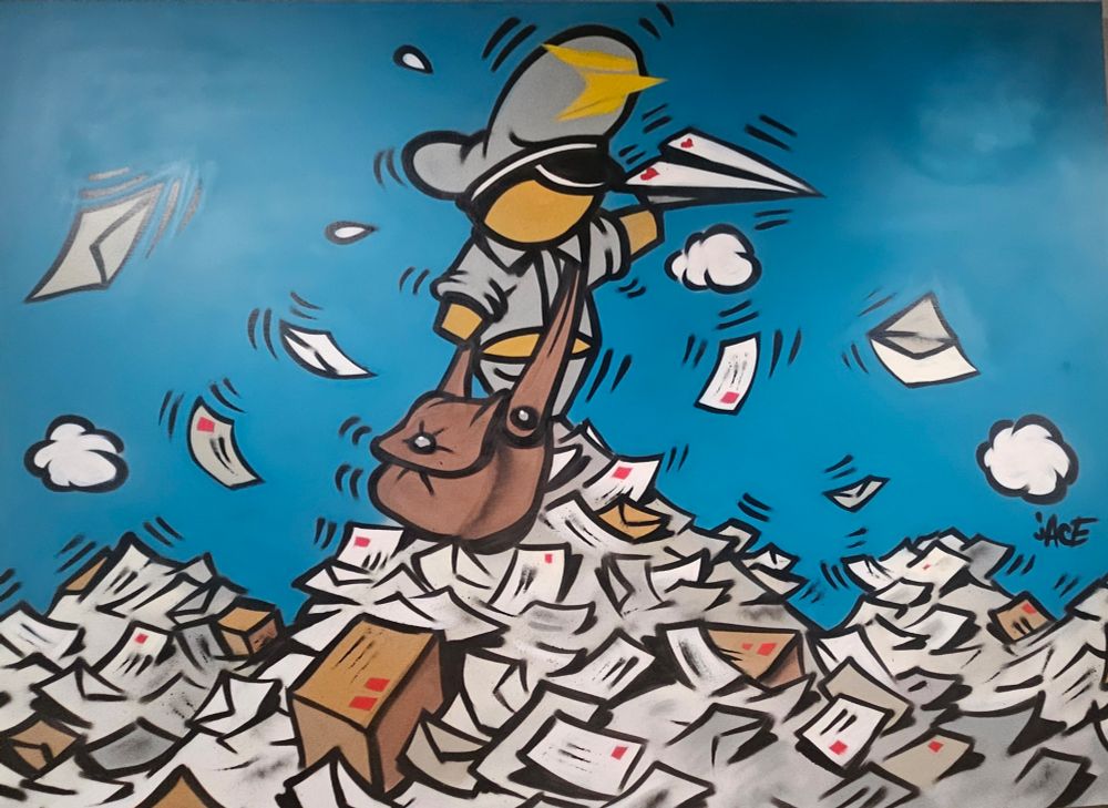 Street artiste vivant à la Réunion, Jace est l'auteur du « gouzou », personnage mixte et sans visage qui parcourt le monde avec humour depuis 1992. 

Le « gouzou » revêt ici une tenue de facteur et s'apprête à envoyer dans les airs une lettre d'amour. 

Cette œuvre a été commandée à l'artiste suite à sa participation à l'opération « Ralentir Street art » organisée dans le cadre de la rénovation du musée : plusieurs street artistes ont à tour de rôle recouvert la palissade du chantier d'une œuvre éphémère.

