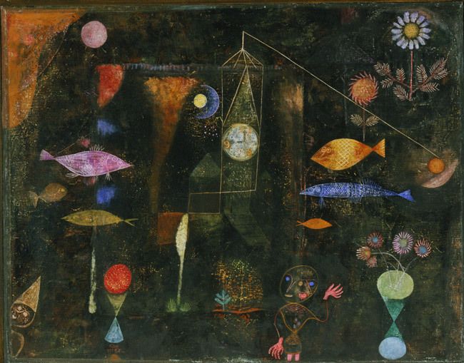 Ce tableau, peint en 1925, est un exemple de surréalisme poétique. 

Klee y combine des éléments aquatiques, célestes et terrestres dans une scène étrange et rêveuse. 

Sur un fond noir, il gratte des figures colorées — poissons flottants, fleurs stylisées, formes géométriques et personnages — qui semblent surgir d’un monde invisible.
