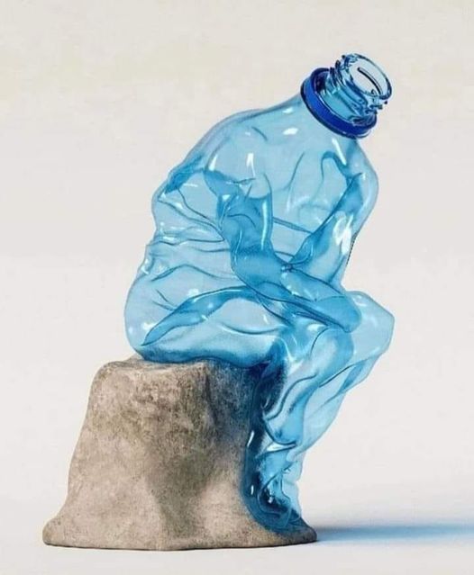 Cette image présente une œuvre surprenante et pleine d’esprit : une bouteille en plastique bleue, habilement transformée pour évoquer Le Penseur d’Auguste Rodin. Assise sur une base grise qui rappelle la pierre, la bouteille adopte la posture emblématique du penseur — le bras posé sur le genou, la tête inclinée dans une attitude méditative.