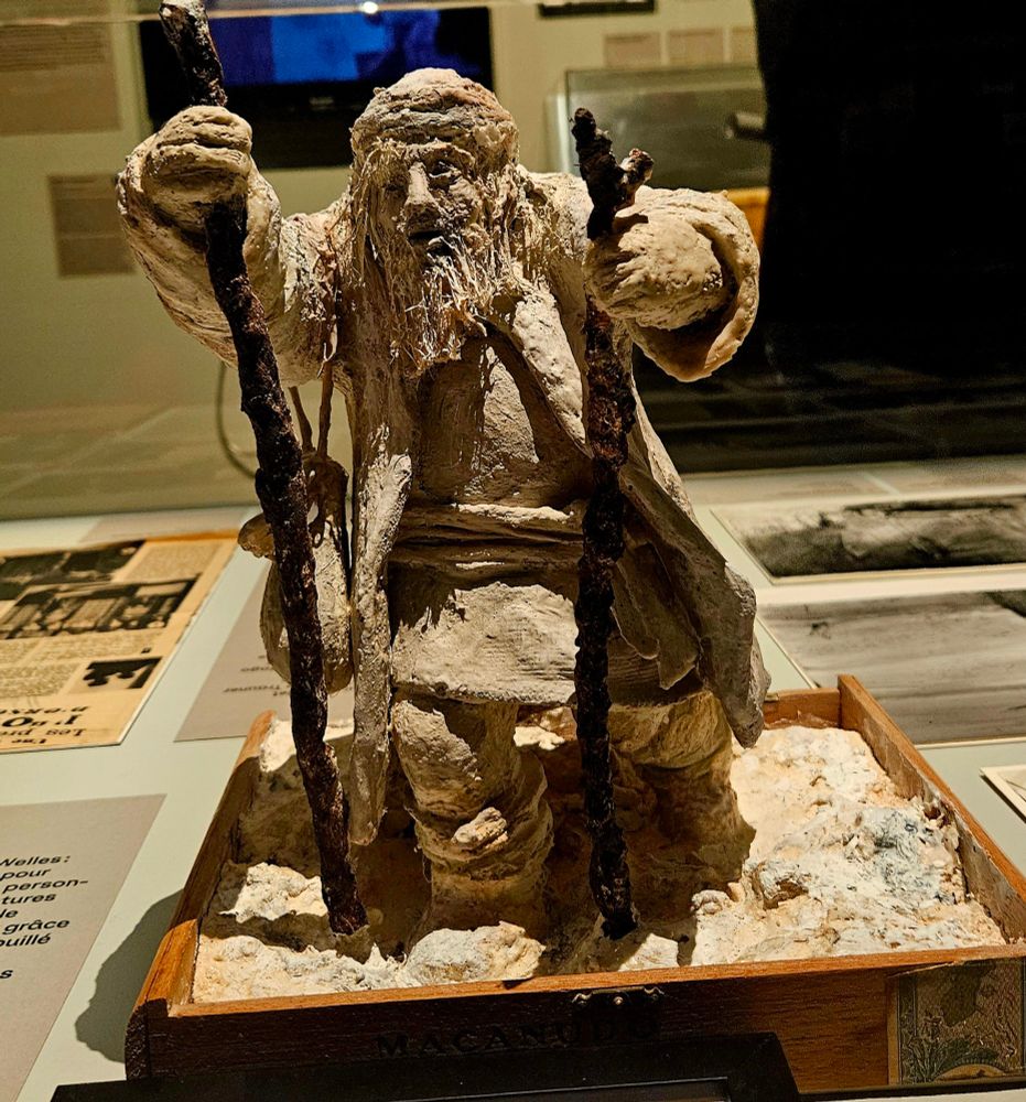 La plus méconnue des innombrables activités d'Orson Welles: la sculpture. Déjà doté d'un bon coup de crayon, fort utile pour dessiner décors et costumes, ou encore cartes de Noël et personnages shakespeariens, l'homme-orchestre offrait des sculptures de petit format au dernier grand amour de sa vie et principale collaboratrice de ses vingt dernières années, Oja Kodar. C'est grâce à elle que nous présentons ce roi Lear en argile, souverain dépouillé et misérable, errant sur la lande, avec comme socle une boîte de cigares !