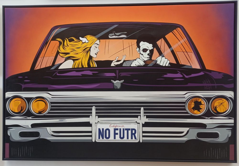 Cette œuvre de street art représente une scène stylisée et dramatique, inspirée à la fois de la bande dessinée et du pop art. On y voit une voiture américaine classique, vue de face, peinte en noir et violet, avec une plaque d’immatriculation californienne portant l’inscription « NO FUTR ». Un phare de la voiture est fissuré, renforçant l’idée de destruction ou de fatalité. À l’intérieur, deux personnages : • À gauche, une femme aux longs cheveux blonds flottants, au style presque angélique avec une petite aile blanche dans les cheveux. Elle semble parler ou s’adresser vivement à son compagnon, avec un geste expressif de la main. • À droite, au volant, un homme au visage cadavérique, blafard, presque squelettique, qui conduit d’un air sombre et détaché. Le fond est un dégradé chaud allant de l’orange au violet, créant une atmosphère dramatique et apocalyptique. L’ensemble suggère un voyage sans retour, où la beauté et la vitalité de la femme contrastent fortement avec la mort et la fatalité représentées par le conducteur et le message de la plaque. C’est une œuvre à la fois esthétique et critique, jouant sur les thèmes de l’amour, du danger et de l’absence d’avenir. Alt texte Gemeni 