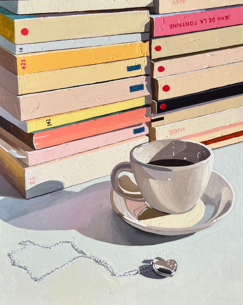 C'est une peinture qui représente une pile de livres anciens aux dos de couleurs claires, une tasse de café sur sa soucoupe, et un médaillon en forme de cœur avec sa chaîne, posés sur une surface claire. 
