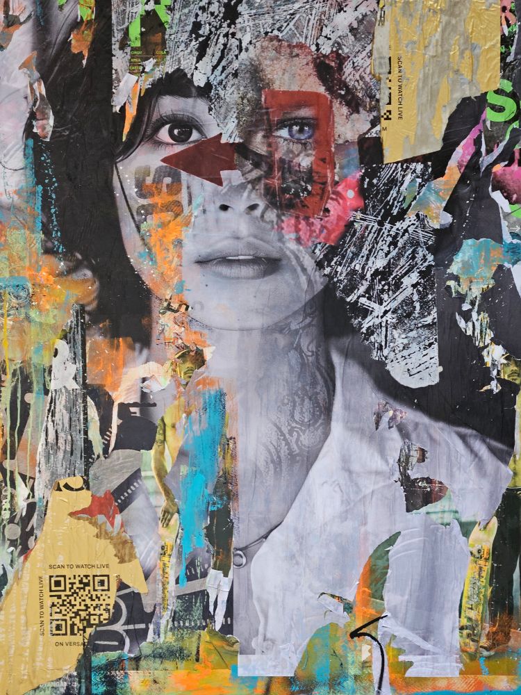 La photo présente une œuvre de street art qui est un collage complexe et coloré. Il y a l'image d'un visage féminin qui se détache sur le fond, avec des yeux expressifs et une partie du visage couverte par des morceaux de papier déchiré. Le fond est composé de multiples couches et textures, incluant des morceaux de textes, des images déchirées, des formes géométriques et divers motifs abstraits. Ce mélange crée une impression de profondeur. Il y a également un code QR dans le coin inférieur gauche.

