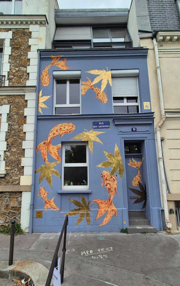 C'est une petite maison de deux étages, peinte en bleu-gris. 
Sa façade est décorée d'une fresque représentant des poissons rouges (kingyo) et des feuilles d'érable dorées (momiji). 

Le style de la peinture est à la fois délicat et coloré, utilisant des tons d'orange, de blanc et d'or. 




