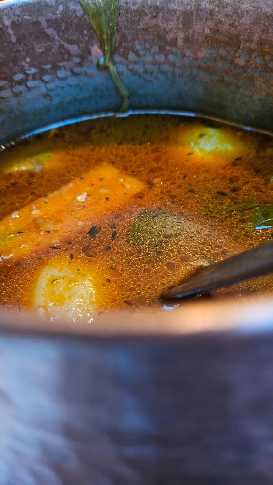 Bouillon épicé typique accompagnant le couscous, prêt à être dégusté et présenté dans une marmite.