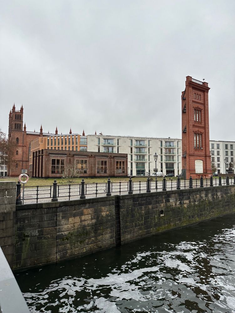 Der "Rote Saal" in Berlin gegenüber des Humboldtforums, von außen gesehen