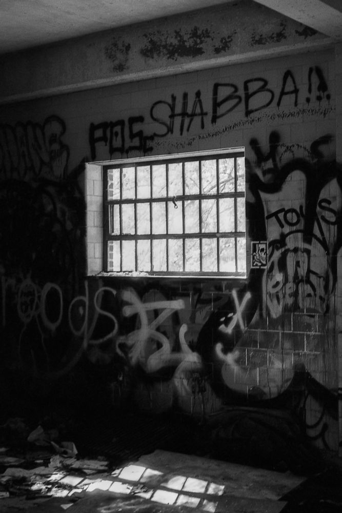 Black and white photo of a window surrounded by graffiti.

Taken at the abandoned Kings Park Psychiatric Center in Kings Park, NY.

Building 94, the campus laundry. Built in 1953.

https://en.wikipedia.org/wiki/Kings_Park_Psychiatric_Center