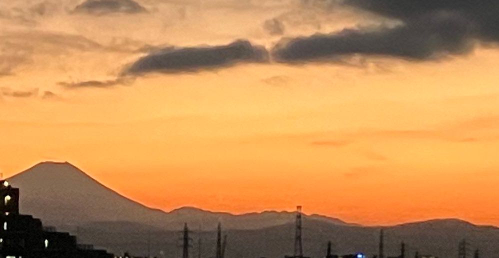 東京都内から見る夕暮れと富士山