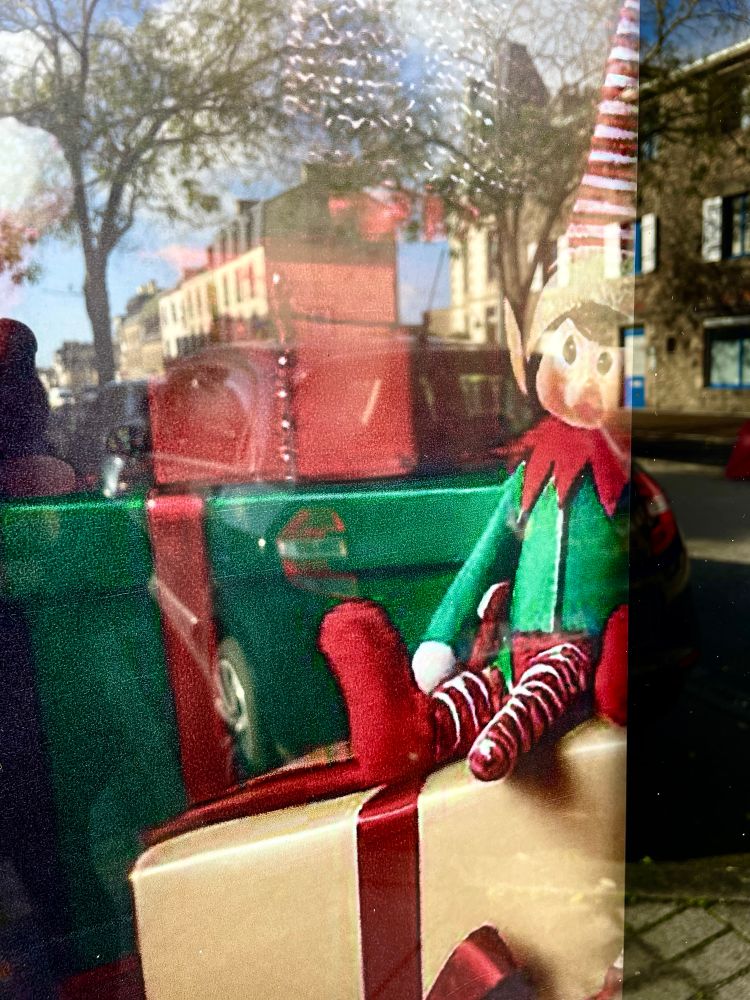 Image créée par IA représentant un jouet au milieu de cadeaux