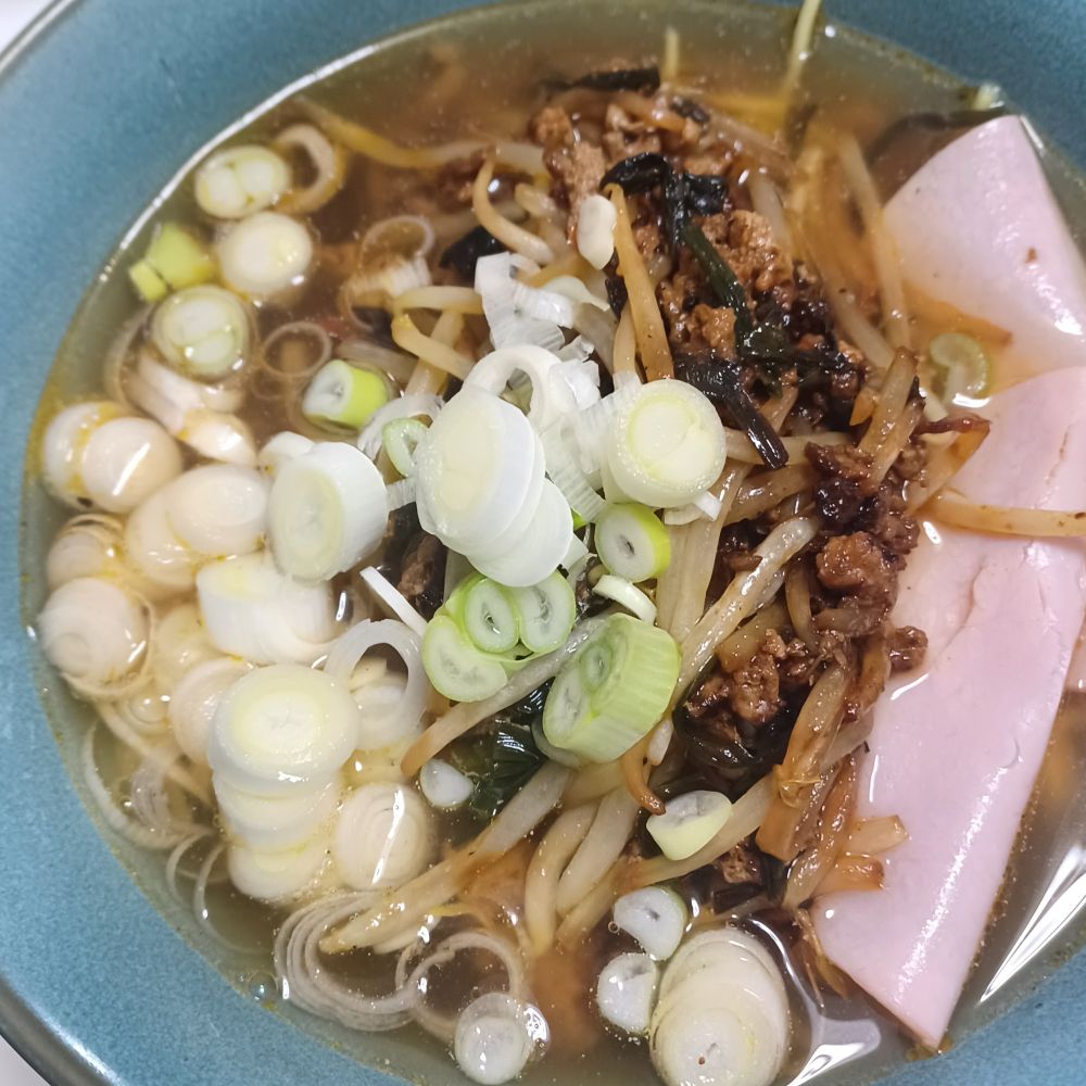 豚骨フレーバーのヴィーガン、MSG不使用、小麦不使用のラーメン。
これに残り物のニラとひき肉の辛味噌炒めにもやしを足したものと、ハムと刻んだ長ねぎを載せたもの。