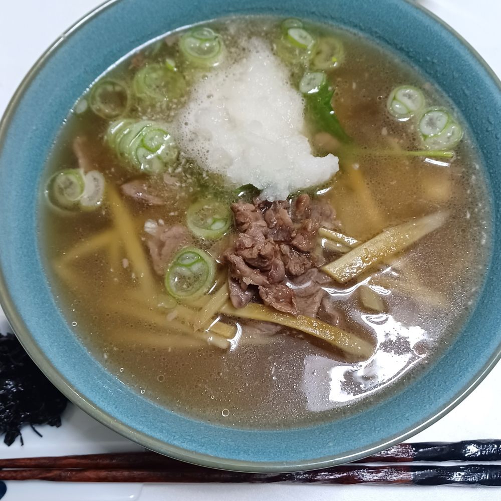 フォー。
具材は牛肉と牛蒡を生姜、酒、みりん、醤油、砂糖で煮たもの、長ねぎ、大葉、大根おろし。
スープは煮汁と鶏がらスープの素とナンプラー。
箸休めに葉唐辛子。