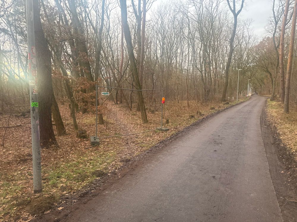 Bild zeigt einzelnes Bauzaunelement, Spruch sagt „Brandmauer 2025, CDU Edition.“ 