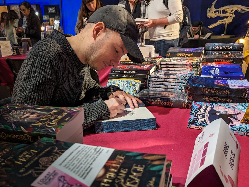 Auteurice en dédicace : Ariel Holzl durant L'Ouest Hurlant sous le chapiteau de la librairie.
