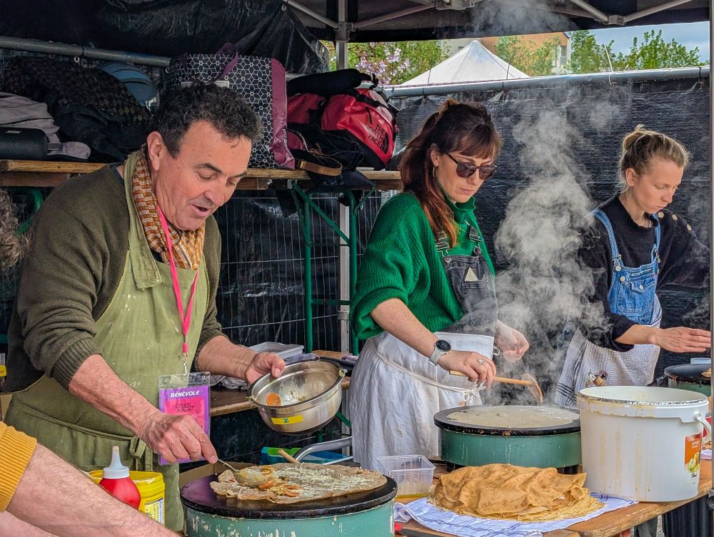 Des bénévoles préparant les galettes.