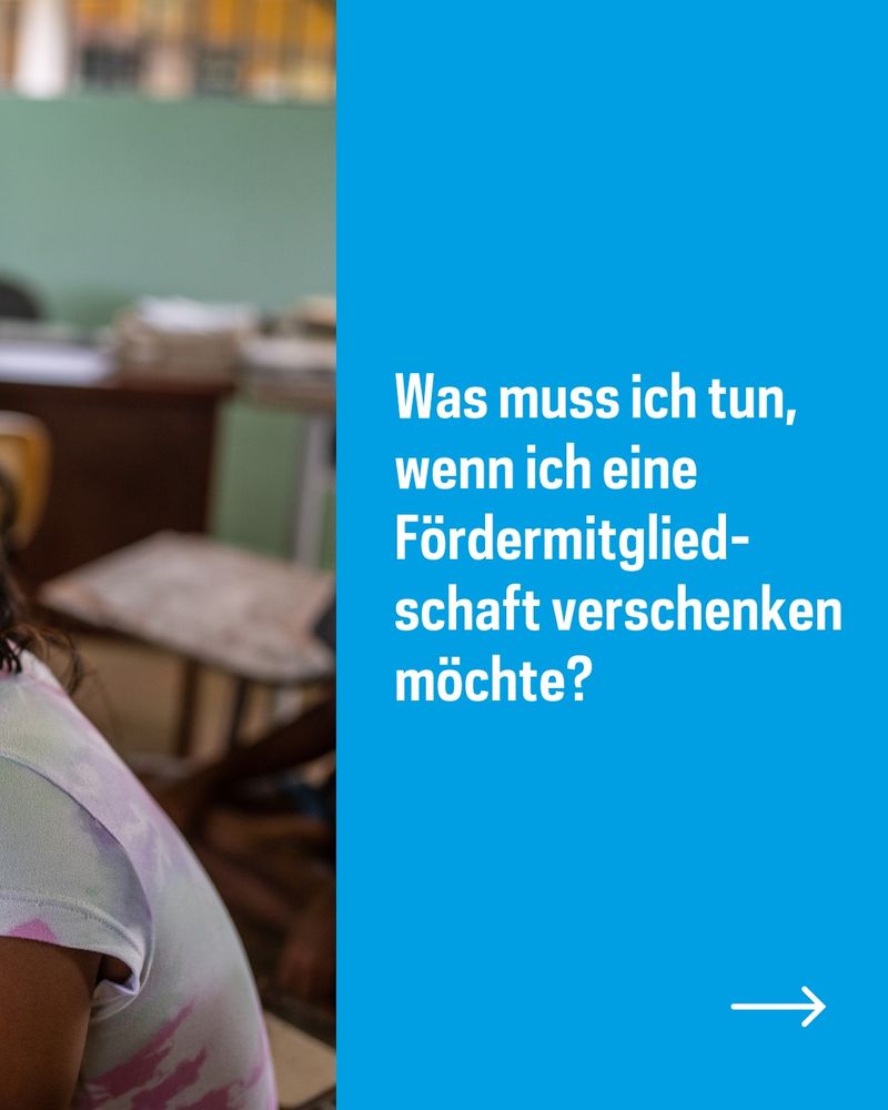 eine Frau sitzt in einem Klassenzimmer
