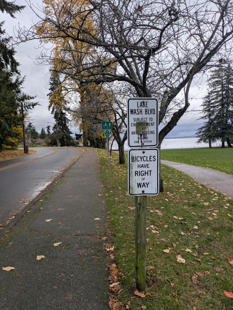 Sign on Lake Washington Boulevard that says "Bicycles have right of way"