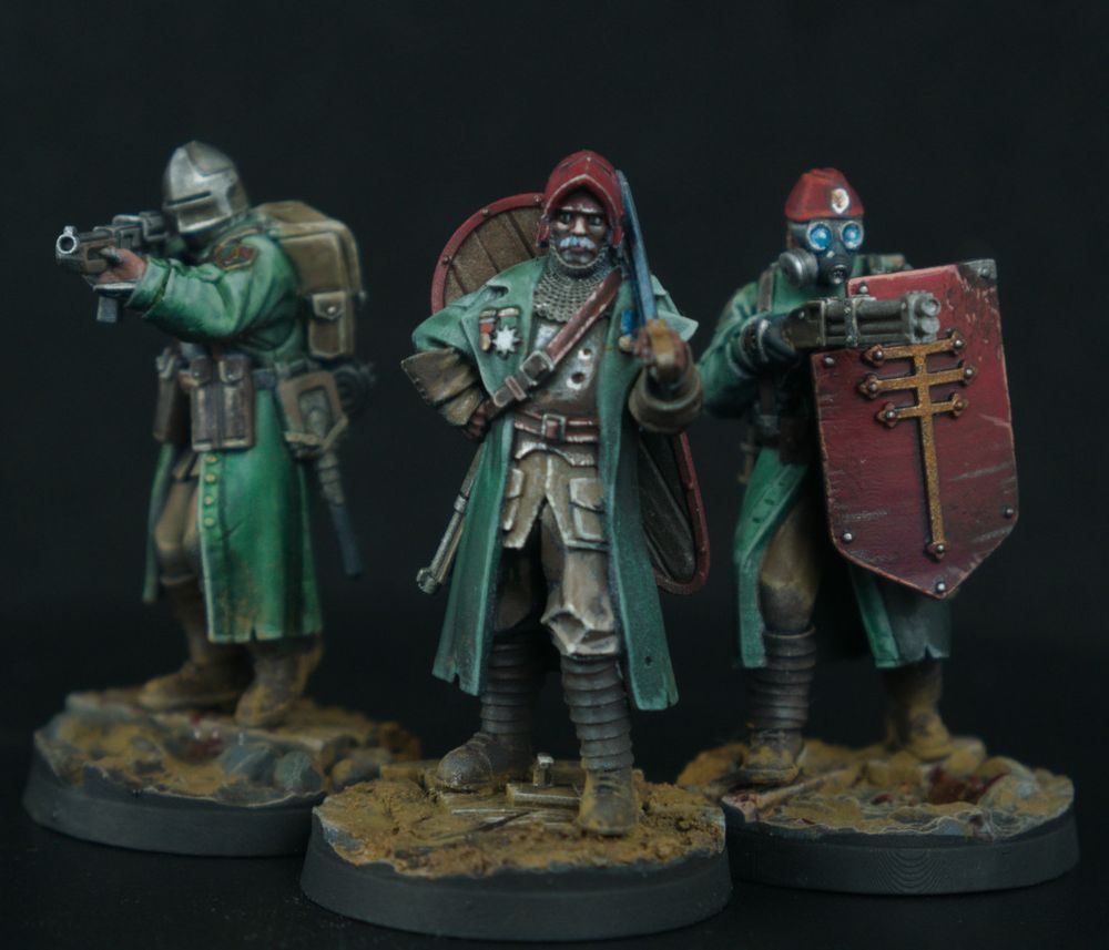 Two New Antioch Yeomen painted miniatures with their Lieutenant (also painted)