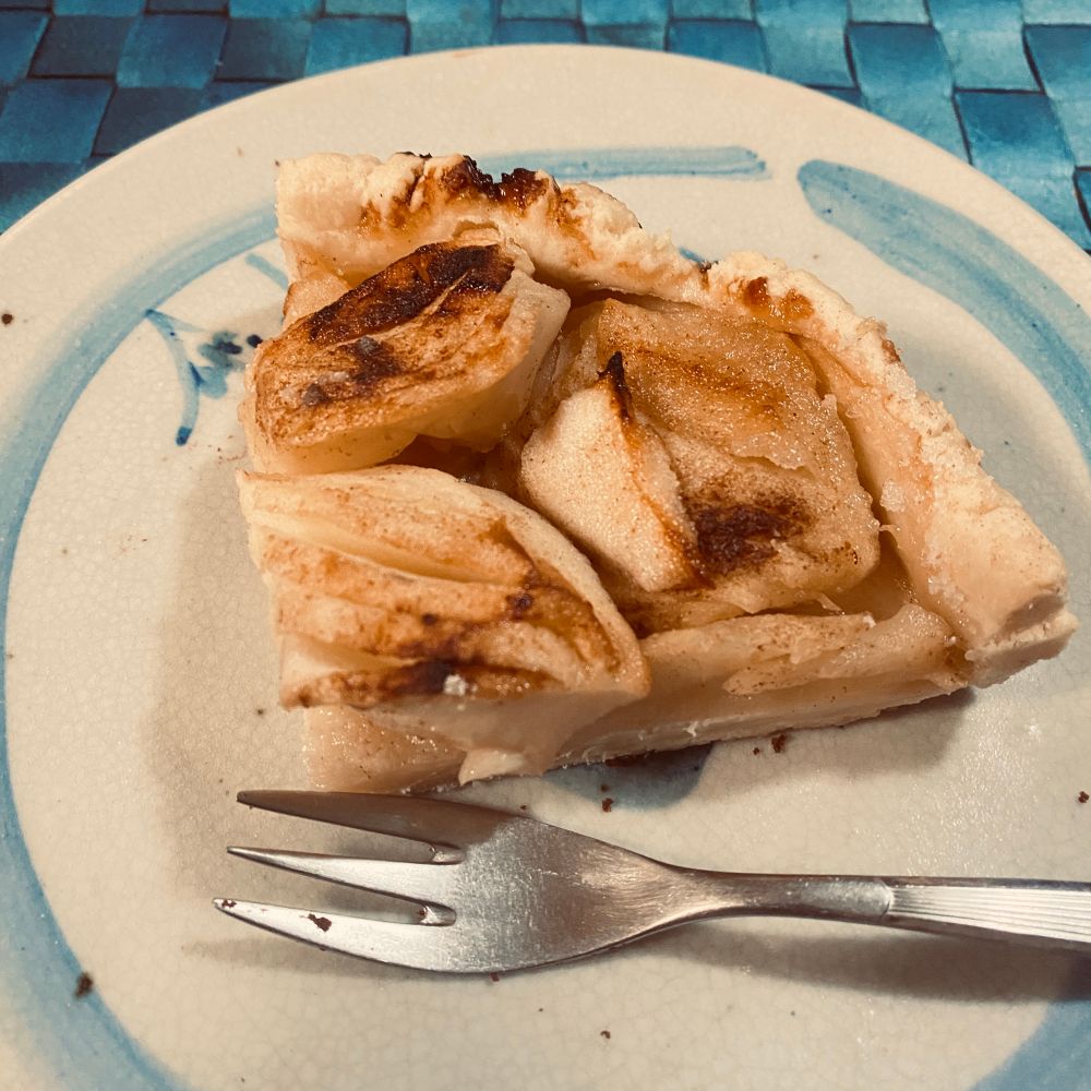 リンゴのケーキが一切れ　焼き目がついている