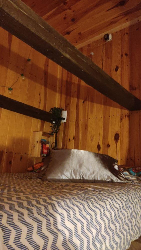 La mavillousa cama con dos preciosas vigas de pega, justo encima de donde dormimos (he probado a apoyar un poquito y mejor el circo lo dejamos para otro lado 😶)