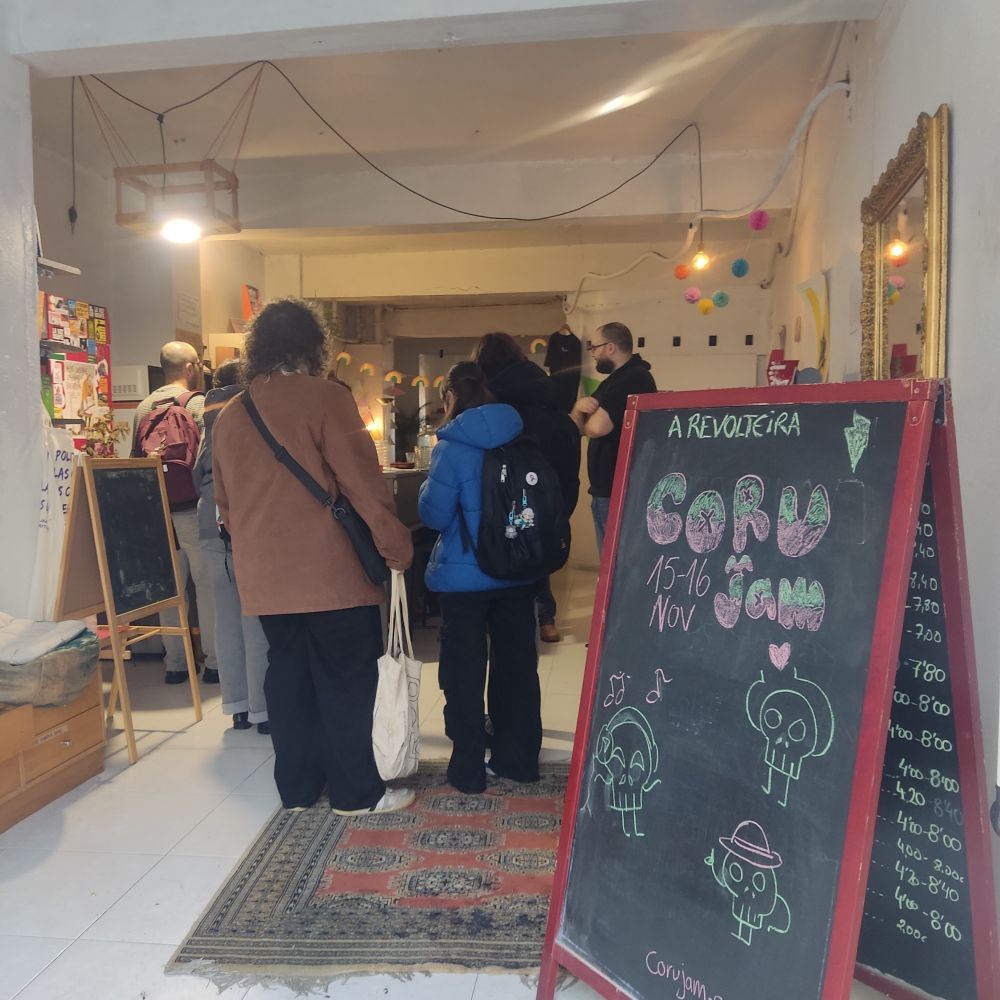 Registro de gente entran na revol y se ve un cartel que pone corujam 