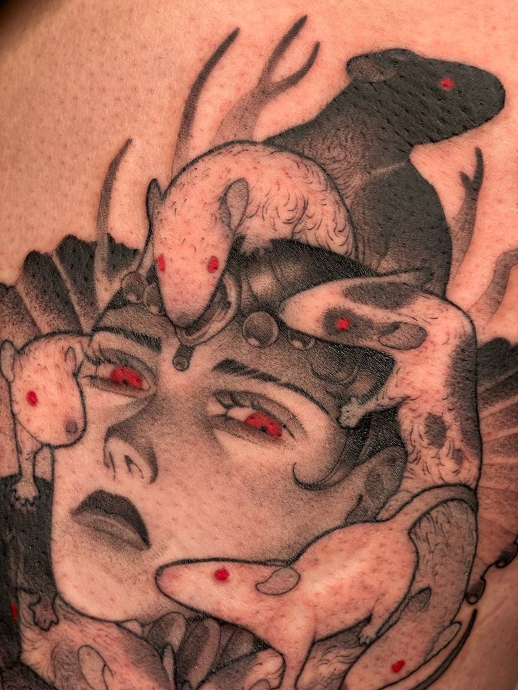 A tattoo depicting the portrait of a queen surrounded by rats