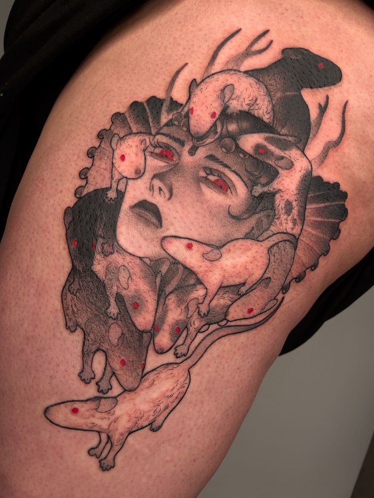 A tattoo depicting the portrait of a queen surrounded by rats