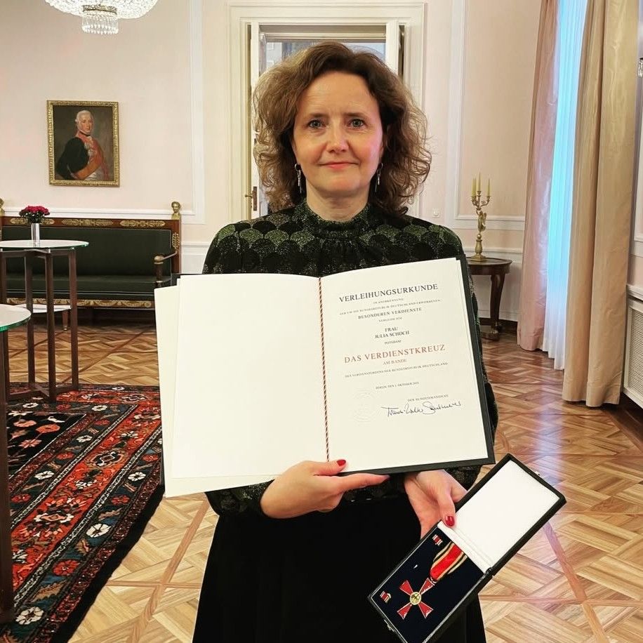 Julia Schoch im Schloss Bellevue mit Verleihungsurkunde und Bundesverdienstkreuz am 1. Oktober 2025