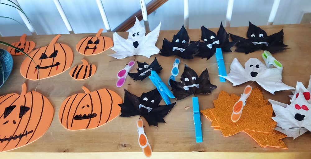 Calabazas en foam y hojas de árbol pintadas como murciélagos y fantasmas 